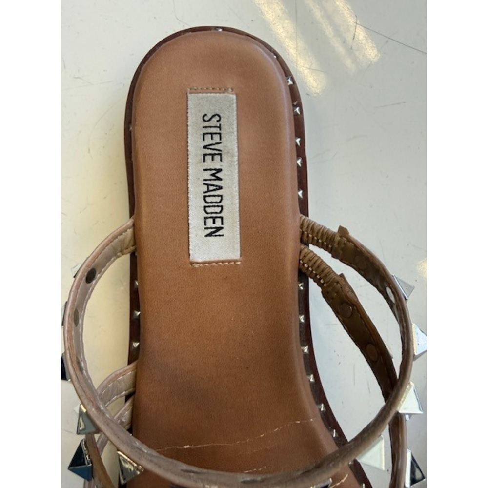 Steve Madden Skyler Studded Gladiator Sandals 7.5 Tan Silver Pyramid Stud Flat - Picture 3 of 8